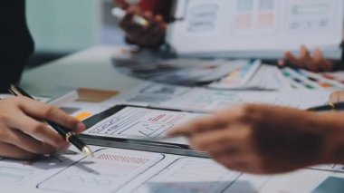 yeni mobil uygulama ve web sitesi için kullanıcı deneyimi arayüzü üzerinde çalışan iş adamları grubu