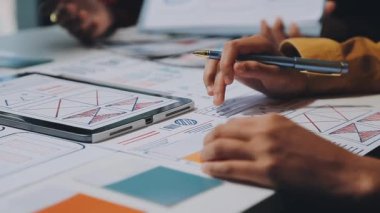yeni mobil uygulama ve web sitesi için kullanıcı deneyimi arayüzü üzerinde çalışan iş adamları grubu