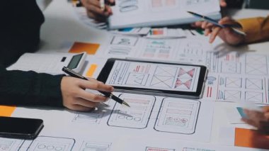 yeni mobil uygulama ve web sitesi için kullanıcı deneyimi arayüzü üzerinde çalışan iş adamları grubu