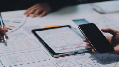 yeni mobil uygulama ve web sitesi için kullanıcı deneyimi arayüzü üzerinde çalışan iş adamları grubu