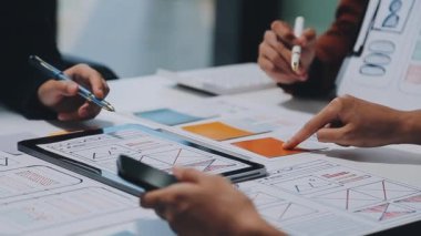 yeni mobil uygulama ve web sitesi için kullanıcı deneyimi arayüzü üzerinde çalışan iş adamları grubu