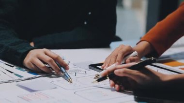 yeni mobil uygulama ve web sitesi için kullanıcı deneyimi arayüzü üzerinde çalışan iş adamları grubu