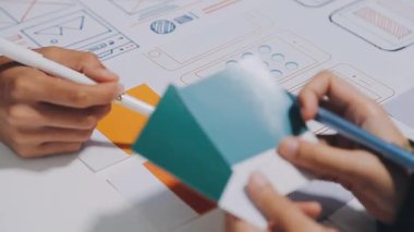 yeni mobil uygulama ve web sitesi için kullanıcı deneyimi arayüzü üzerinde çalışan iş adamları grubu