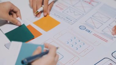 yeni mobil uygulama ve web sitesi için kullanıcı deneyimi arayüzü üzerinde çalışan iş adamları grubu