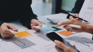 yeni mobil uygulama ve web sitesi için kullanıcı deneyimi arayüzü üzerinde çalışan iş adamları grubu