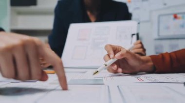 yeni mobil uygulama ve web sitesi için kullanıcı deneyimi arayüzü üzerinde çalışan iş adamları grubu