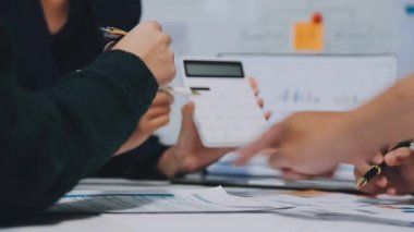 Modern ofiste grafikler ve çizelgeler ile çalışan bir grup iş adamı masa, finans ve yatırım konsepti üzerinde belgeler 
