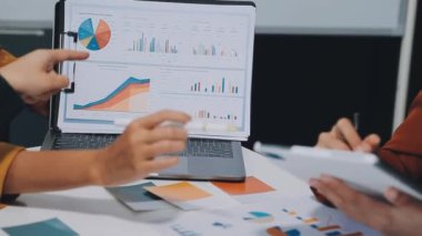 Modern ofiste grafikler ve çizelgeler ile çalışan bir grup iş adamı masa, finans ve yatırım konsepti üzerinde belgeler 