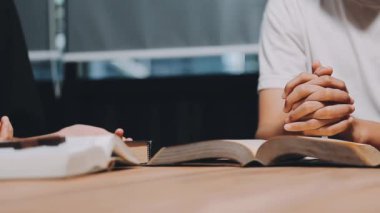 Kilisede İncil 'le dua eden adam.