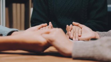 Yakın plan. Birbirine yakın iki kişinin eli.