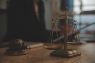 Yargıç Gavin ve Adalet Avukatları hukuk firmasının arka planında takım toplantısı yapıyorlar. Hukuk ve Hukuk Hizmetleri kavramları.
