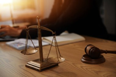 Yargıç Gavin ve Adalet Avukatları hukuk firmasının arka planında takım toplantısı yapıyorlar. Hukuk ve Hukuk Hizmetleri kavramları.