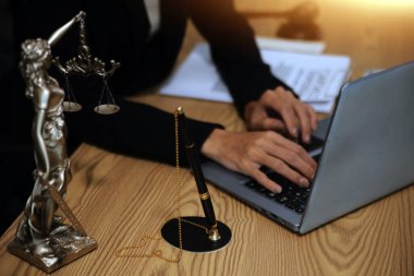 Yargıç Gavin ve Adalet Avukatları hukuk firmasının arka planında takım toplantısı yapıyorlar. Hukuk ve Hukuk Hizmetleri kavramları.