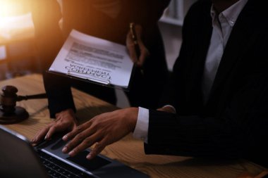 Yargıç Gavin ve Adalet Avukatları hukuk firmasının arka planında takım toplantısı yapıyorlar. Hukuk ve Hukuk Hizmetleri kavramları.