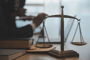 Yargıç Gavin ve Adalet Avukatları hukuk firmasının arka planında takım toplantısı yapıyorlar. Hukuk ve Hukuk Hizmetleri kavramları.