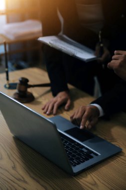 Yargıç Gavin ve Adalet Avukatları hukuk firmasının arka planında takım toplantısı yapıyorlar. Hukuk ve Hukuk Hizmetleri kavramları.