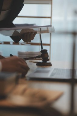 Yargıç Gavin ve Adalet Avukatları hukuk firmasının arka planında takım toplantısı yapıyorlar. Hukuk ve Hukuk Hizmetleri kavramları.