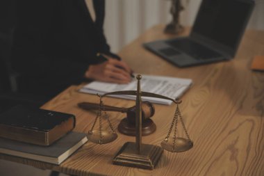 Yargıç Gavin ve Adalet Avukatları hukuk firmasının arka planında takım toplantısı yapıyorlar. Hukuk ve Hukuk Hizmetleri kavramları.