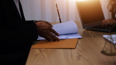 Yargıç Gavin ve Adalet Avukatları hukuk firmasının arka planında takım toplantısı yapıyorlar. Hukuk ve Hukuk Hizmetleri kavramları.