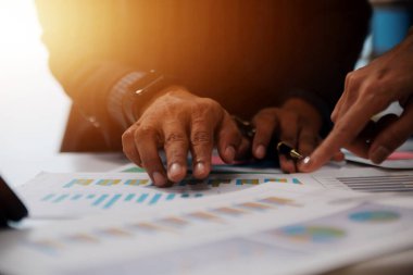 Fon yöneticileri takım danışmanlığı ve ofisteki yatırım borsası analizi hakkında tartışmalar