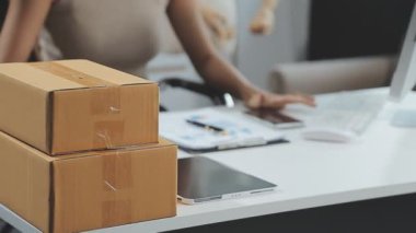 Kadın paketleme paketi çevrimiçi mağazada