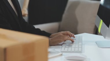 Genç iş adamı ofiste dizüstü bilgisayarla çalışıyor.
