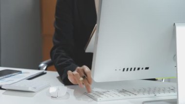 Ofiste bilgisayarla çalışan iş kadını