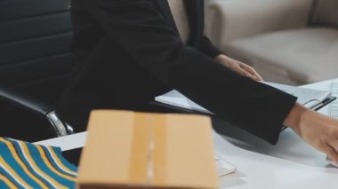 Görevdeki genç bayan.