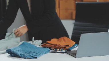 Dizüstü bilgisayarlı takım elbiseli bir adam.