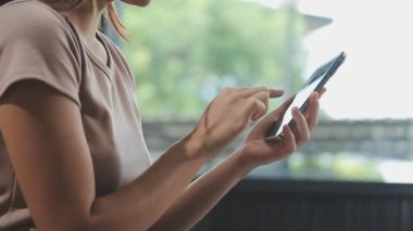 Cep telefonu kullaranarak genç kadın yakın çekim