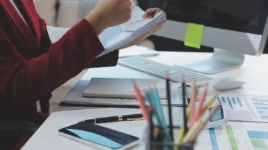 Modern ofis genç iş kadını