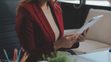 Ofisteki genç iş kadını