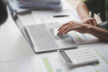 Toplantı odasında birlikte çalışan iş adamları, takım çalışması arka plan çizelgeleri ve grafikler, çift pozlama başarılı takım çalışması, iş planlama konsepti.