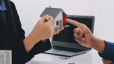 Emlakçı evin anahtarlarını veriyor.