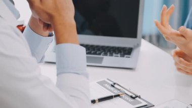 Görevdeki genç bayan kontrat imzalıyor.