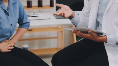 Doktor ve hasta masada tartışıyor ve tartışıyorlar. Tıp ve sağlık hizmetleri kavramı. sağlık ve hasta