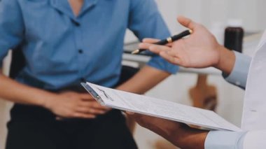 Tıbbi kayıtları olan bir doktor..