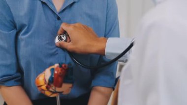 Hasta kalp atışlarını kontrol ediyor.