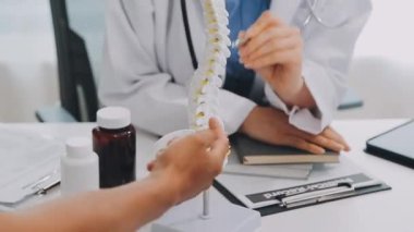 Doktor steteskopu elinde tutuyor.