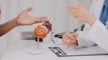 Klinikteki erkek doktor. Sağlık kavramı.