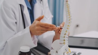 Kapalı - doktor elleri ön planda beyaz haplar tutuyor