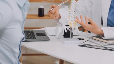 Kadın doktor elinde bir dosya tutuyor.