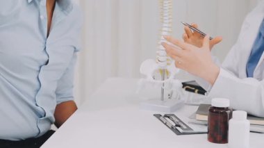 Klinikte steteskop tutan genç bir doktor var..
