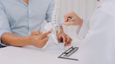 Genç Doktor muayene hasta