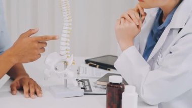 Doktor hasta elini tutuyor.