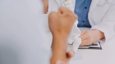 Doktor elinde steteskop tutuyor.