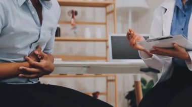 Doktor ve hasta klinikte..