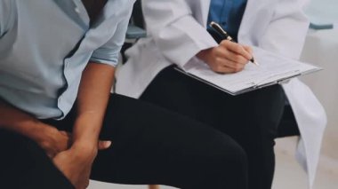 Kapat. İki doktor masada oturuyor ve bir hastanın sonuçlarını tartışıyorlar..