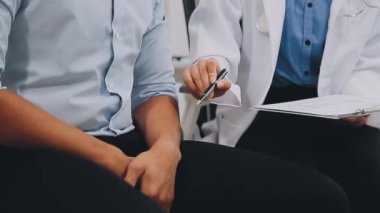 Doktor ve hasta klinikte.