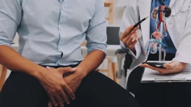 Beyaz gömlekli ve siyah ceketli erkek doktor el ele tutuşuyor.